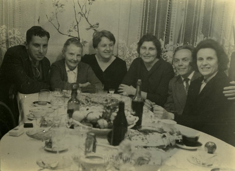 KKE 4174-166.jpg - Fotografia rodzinna Zabagońskich. Druga od lewej Genowefa Zabagońska, czwarta od lewej Jadwiga Zabagońska z mężem Eugeniuszem.